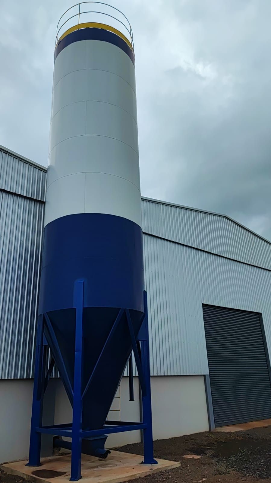 Silo de cimento da fábrica