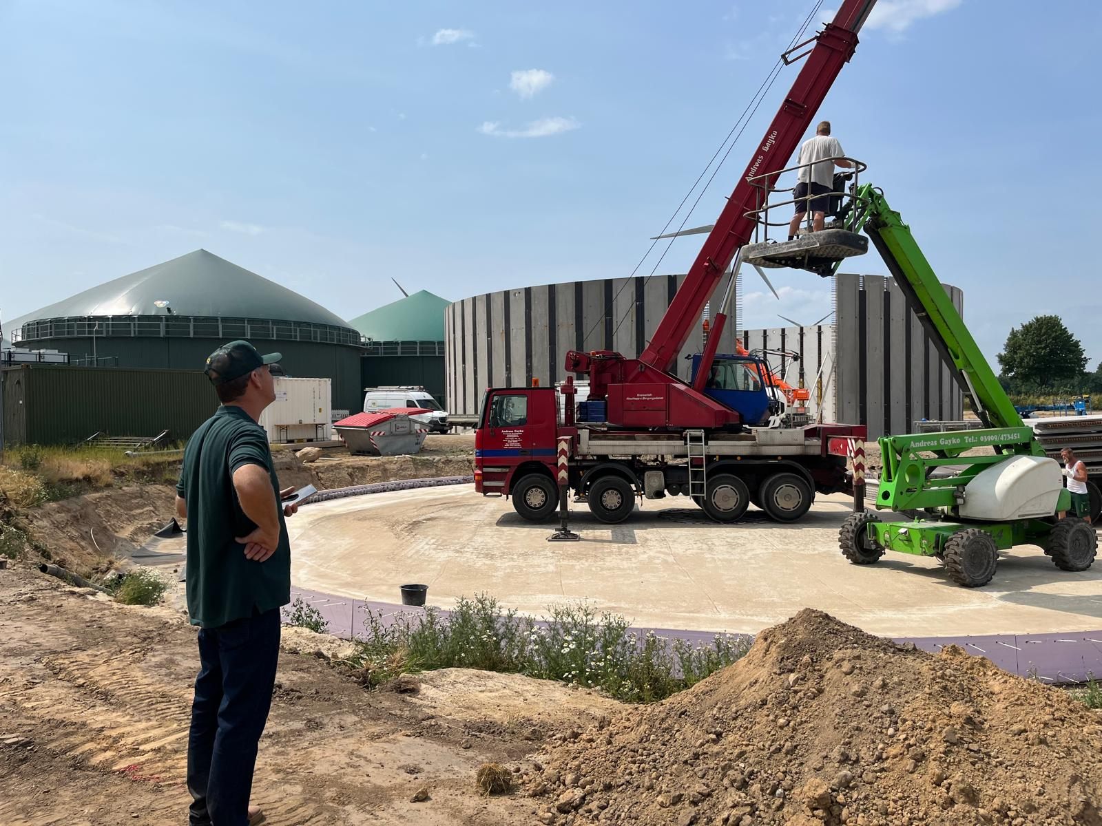 Canteiro de obras durante a montagem